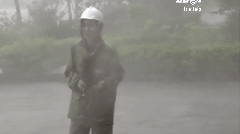 Clip: Nữ phóng viên suýt bị thổi bay khi đang tác nghiệp giữa cuồng phong của cơn bão số 10 Ảnh 2