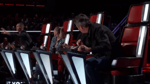 Ngồi không cũng bị ném đồ trúng đầu, Miley đích thị là 'Hoàng Thùy' số nhọ của The Voice năm nay! Ảnh 2