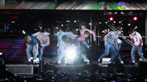 Dở khóc dở cười với sân khấu như trượt patin của Wanna One dưới trời mưa Ảnh 2