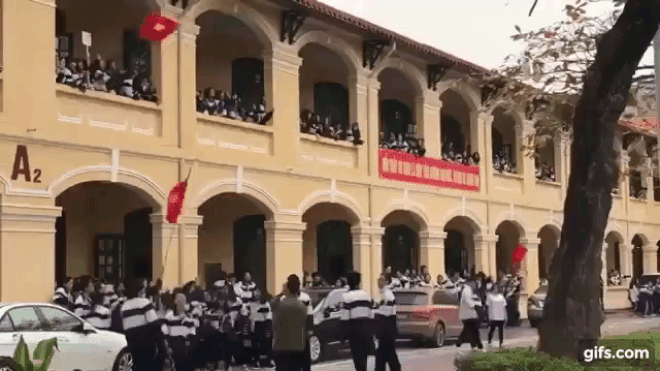 Mở nhạc Haru Haru (Big Bang) để thử mic, học sinh ngay lập tức 'quẩy' hết mình theo giai điệu Ảnh 2