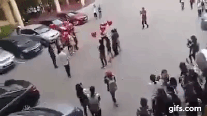 Màn tỏ tình của cặp đôi đồng tính nam tại khuôn viên đại học gây xôn xao giới trẻ Ảnh 2