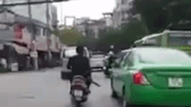 Clip gây xôn xao: Nam thanh niên vác mã tấu chém rụng hàng loạt gương ô tô trên đường phố Sài Gòn Ảnh 2