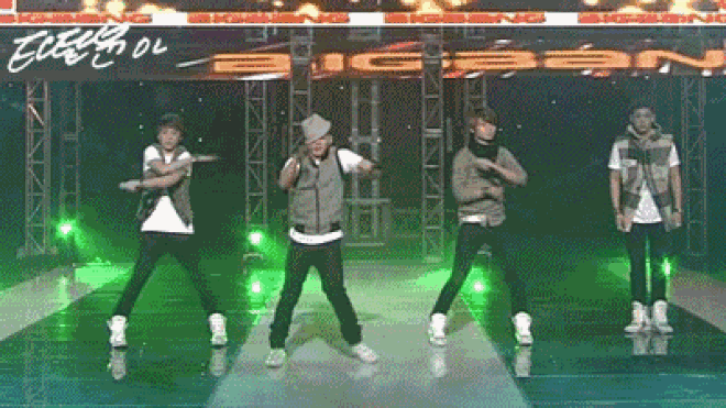 Đố bạn nhịn cười với 13 'tai nạn' sân khấu hy hữu này của loạt sao Kpop! Ảnh 2