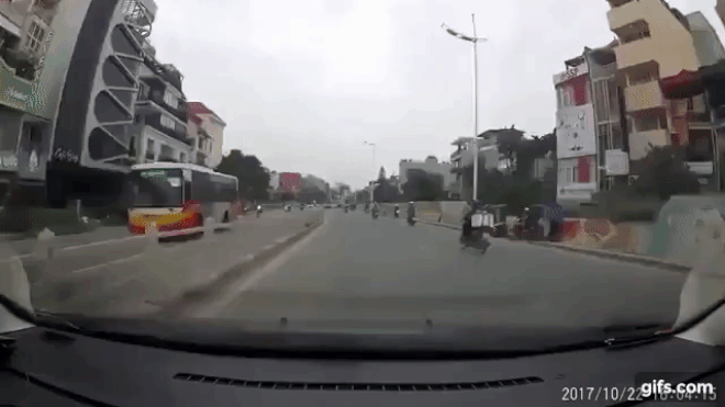 Nam thanh niên tạt đầu xe người khác, quay lại nhìn rồi vít ga bỏ đi nhanh như một cơn gió Ảnh 2