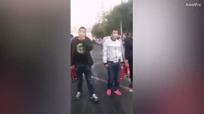 Đám cưới suýt trở thành đám ma vì chú rể bị đám bạn xịt bình chữa cháy vào mặt Ảnh 2