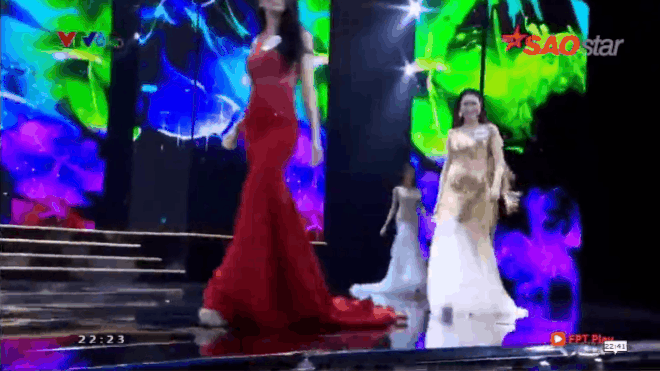 Thí sinh HHHV Việt Nam liên tục vấp, ngã nhào trên sân khấu vì váy áo rườm rà Ảnh 2