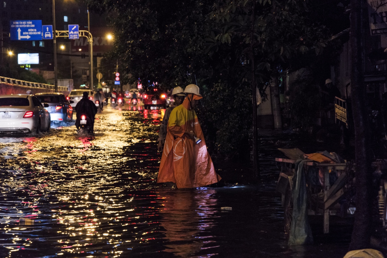 Các công nhân nhanh chóng có mặt và kiểm tra tình hình cống thoát nước tại khu vực.