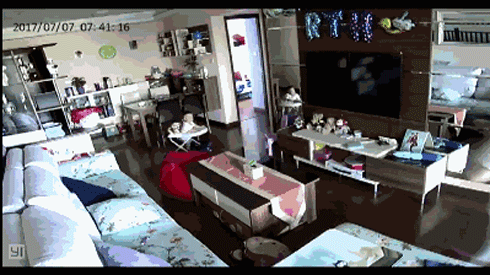 Uất nghẹn trước những vụ bạo hành trẻ em gây rúng động thế giới: Đánh đập như bao cát, quẹt cây lau nhà vào mặt Ảnh 2