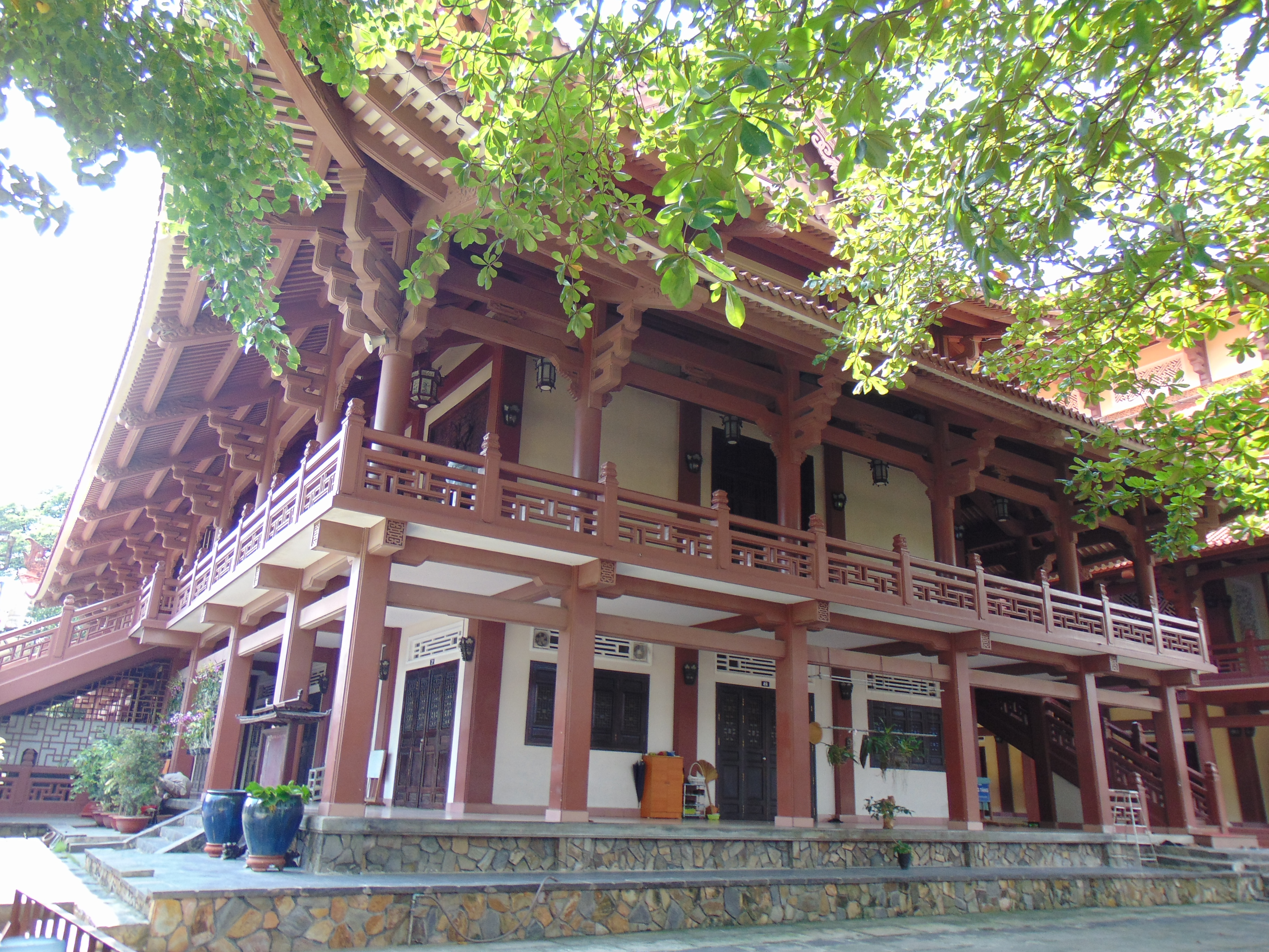 Chánh điện mới được xây dựng rất khang trang để thay thế chánh điện cũ. Chùa Huệ Nghiêm sở hữu nhiều kỷ lục về các báu vật và công trình có trong chùa.