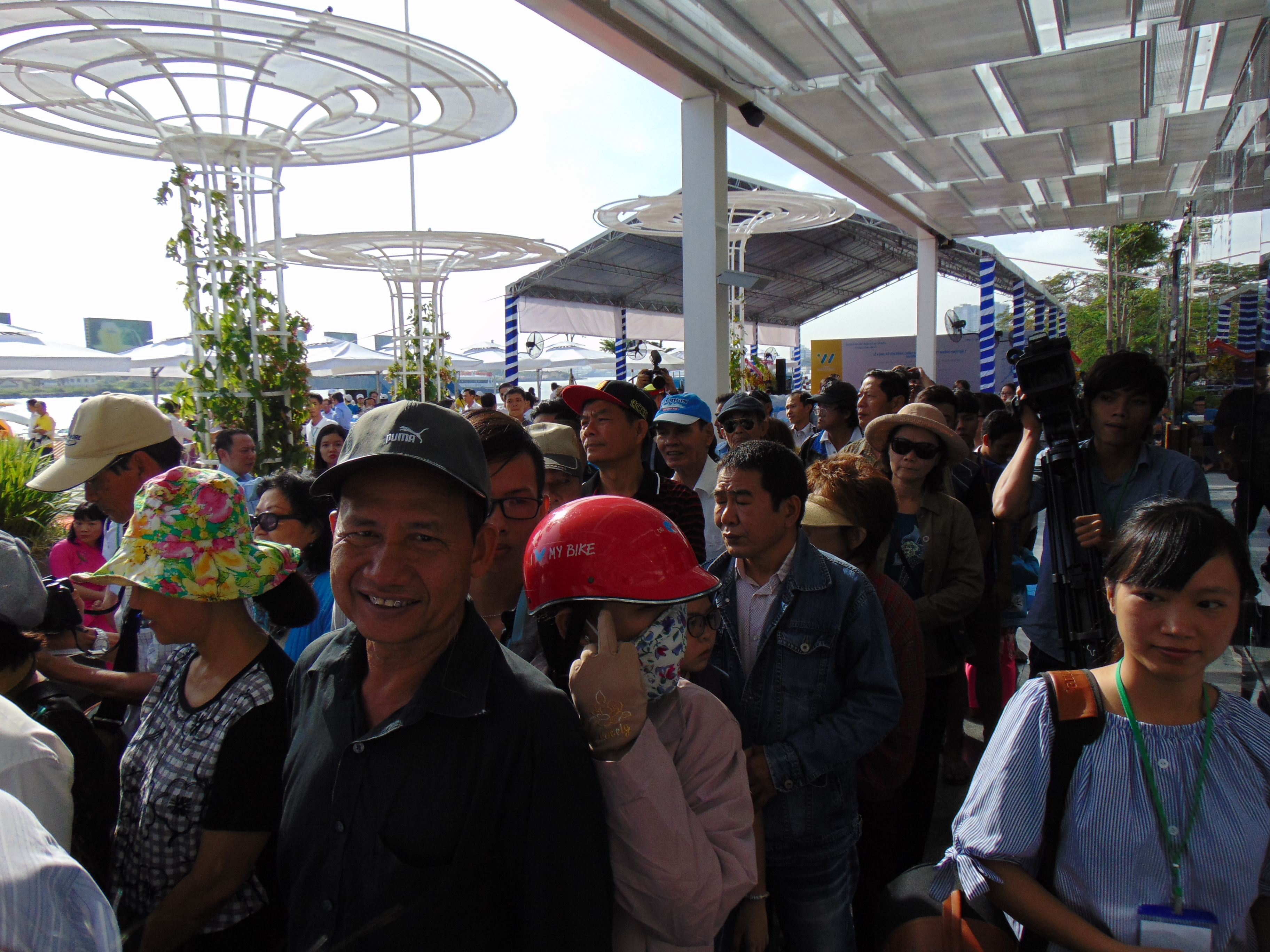 Rất đông người dân xếp hàng chờ đến lượt xuống trải nghiệm tàu buýt đường sông.