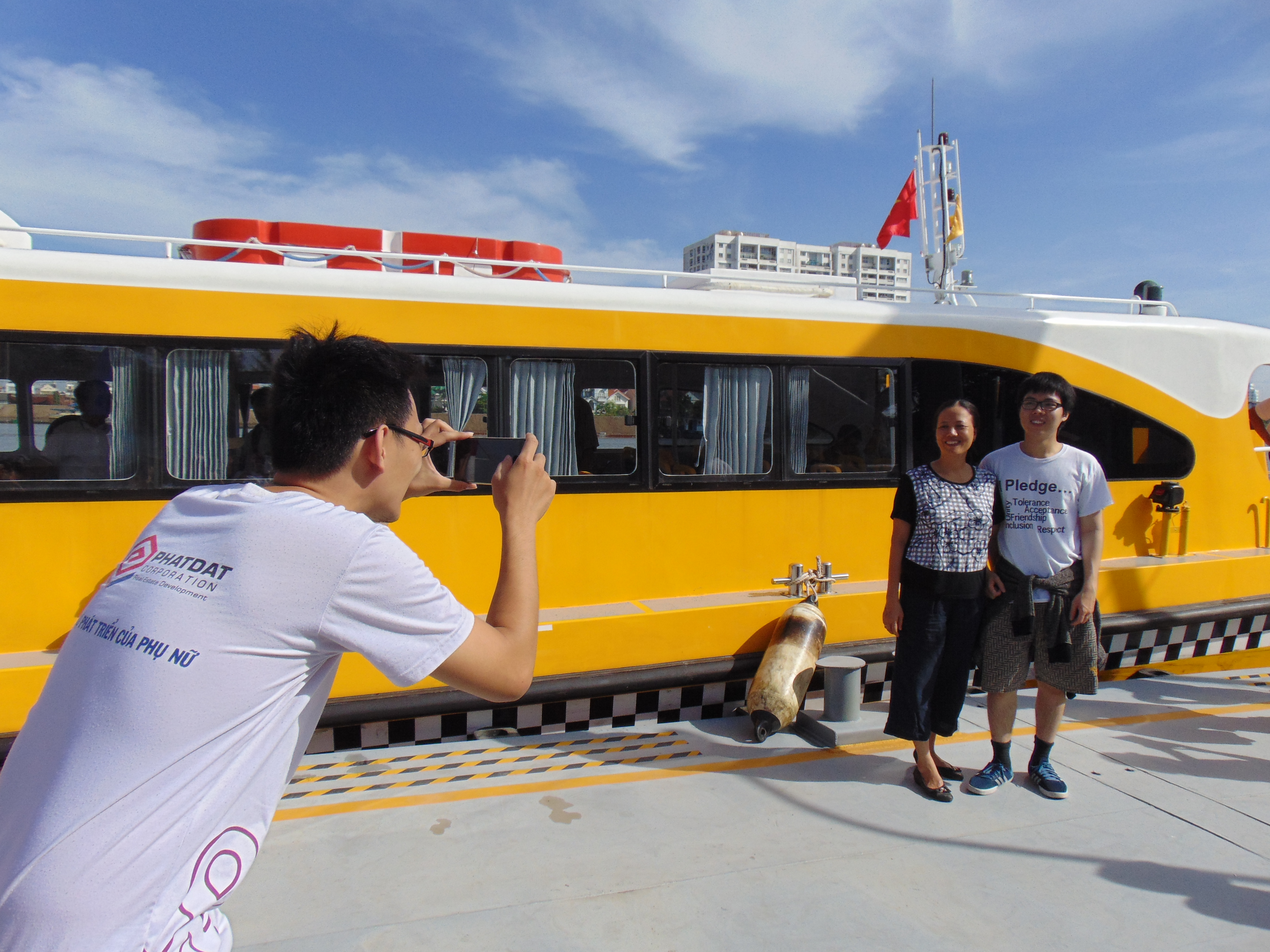 Người dân chụp ảnh lưu niệm tại các bến tàu ghé dọc tuyến.