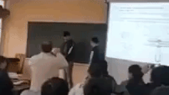 Sinh viên 'ăn roi' ngay trên lớp, thầy giáo đứng quay clip để răn đe Ảnh 2