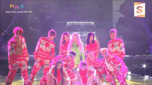 MMA 2017: Diễn bài mới toanh, HyunA gây tranh cãi vì tự… nâng ngực trên sóng truyền hình Ảnh 2