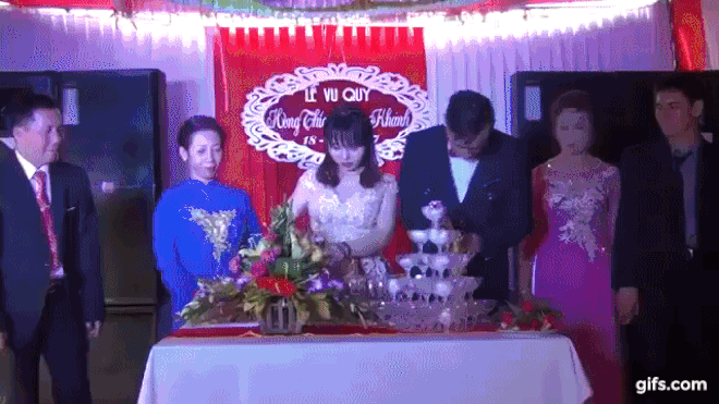 Chú rể 'nhọ' nhất năm: Bật nút chai trúng mặt khi đang mở rượu trong lễ cưới Ảnh 2