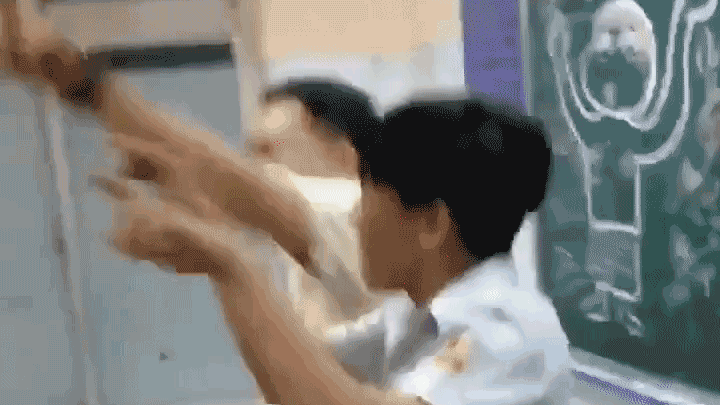 'Quẩy mất hình' trong buổi liên hoan lớp, thầy giáo làm học sinh cười rụng rốn vì quá đáng yêu Ảnh 2