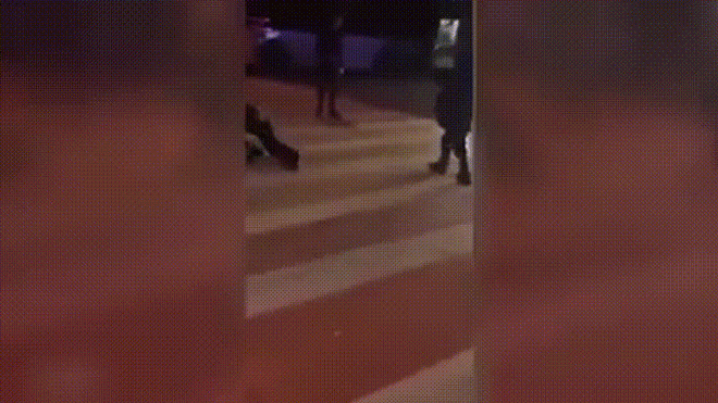 Không đạt doanh thu dịp Giáng sinh, nhân viên bị phạt bò lê trên đường Ảnh 2