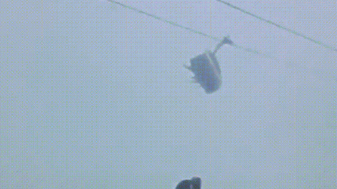 VIDEO cáp treo rung như quả lắc trong gió bão khiến du khách 'kinh hồn bạt vía' Ảnh 2