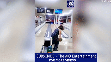 'Thần đồng' bowling đây rồi: Ném bóng bowling trúng ngay màn hình tivi Ảnh 2