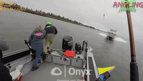 CLIP: Lao với 'tốc độ bàn thờ', xuồng cao tốc đâm nát bét thuyền đánh cá Ảnh 2