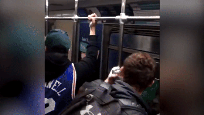 Cố chạy theo ăn mừng chiến thắng, cổ động viên nhận cái kết không thể xấu hổ hơn Ảnh 2