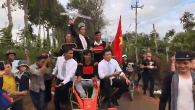 Đúng như ước nguyện, Hoa hậu H'Hen Niê được đưa về nhà bằng máy cày Ảnh 2