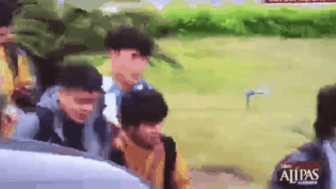 Clip siêu dễ thương: 'Thủ môn quốc dân' chạy lạch bạch thoát vòng vây của fan cuồng để lên xe buýt Ảnh 2