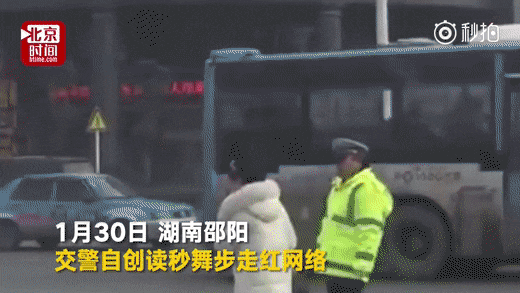 Cảnh sát giao thông đáng yêu nhất thế giới: 'Đèn tín hiệu hỏng ư? Đừng lo đã có tôi đây' Ảnh 2