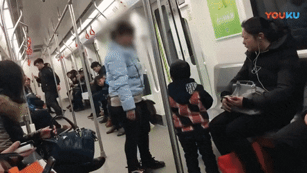 Mẹ đánh con vì tấm vé 16.000 đồng và nguyên nhân sâu xa khiến nhiều người vừa thương vừa trách Ảnh 2