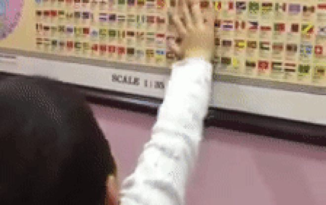 ‘Chỉ mặt gọi tên’ gần hết quốc kỳ trên thế giới, nhóc tì hơn 2 tuổi khiến dân tình khen ngợi không ngớt Ảnh 2