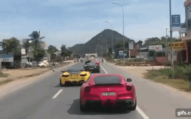 Clip: Loạt 'xế' xịn bạc tỷ đồng loạt xuống phố khiến dân tình choáng ngợp Ảnh 2