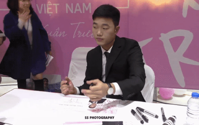 Sau 'một phút lầm lỡ' của bạn gái, Xuân Trường nâng niu quà người hâm mộ tặng như báu vật Ảnh 2