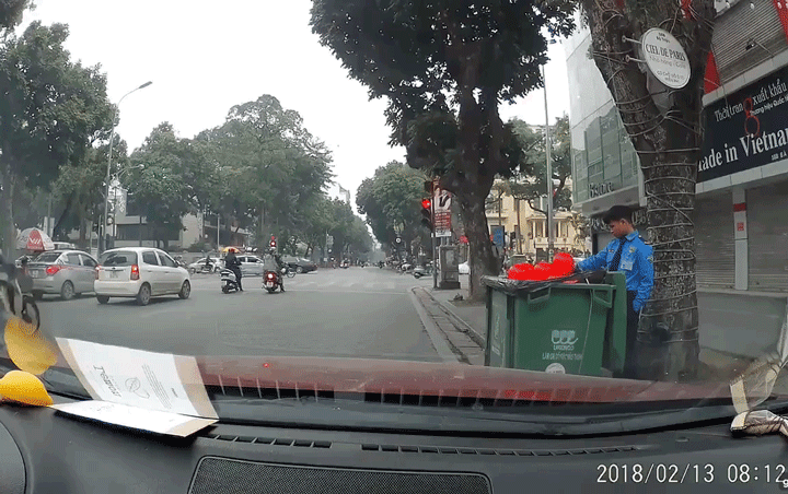 Clip: Nam thanh niên dùng bật lửa đốt bóng bay phát nổ khiến người đi đường kinh sợ Ảnh 2