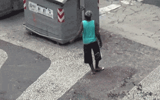 Hành động xấu hổ muốn 'độn thổ' của những kẻ say Ảnh 2