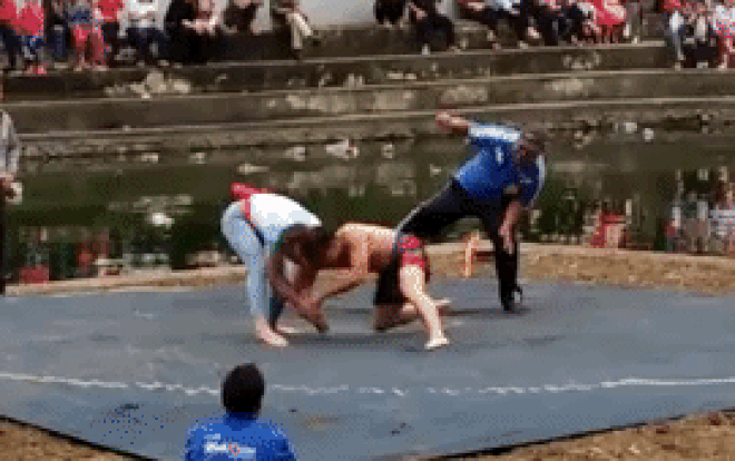 Tự tin phòng thủ rồi bất ngờ phản công, cô gái trẻ 'thẳng tay quật ngã' nam đô vật ngay trên sới đấu Ảnh 2