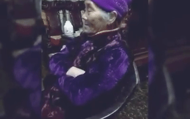 'Thần thái siêu đáng yêu' của bà ngoại vừa xem phim vừa ngủ gật Ảnh 2