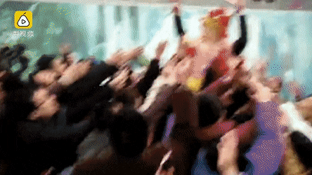 Tranh giành nhau bắt lộc trong ngày Thần Tài: Nghênh đón hay đuổi Thần Tài? Ảnh 2