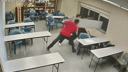 Dùng bàn phá vỡ cửa kính trại giam, 3 tù nhân nhận kết không thể 'đắng' hơn Ảnh 2