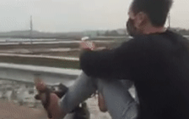 Clip thanh niên vừa lái xe bằng chân vừa chơi liên minh bị dân mạng 'ném đá' dữ dội Ảnh 2