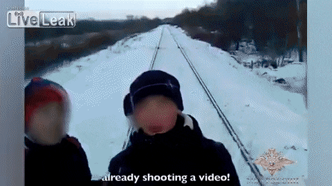 Clip gây sốc: Giỡn với tử thần, 5 cậu bé nô đùa ngay trên đường ray khi tàu lao tới Ảnh 2