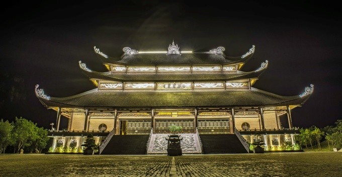 Chùa Bái Đính sáng rực đèn về đêm
