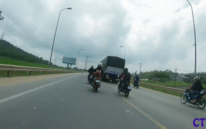 Bức xúc với clip ghi lại hành trình lạng lách để đánh dấu tuổi thanh xuân của nhóm phượt trẻ Ảnh 2