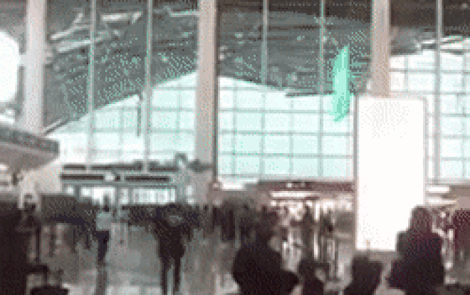 CLIP: Mái sân bay bất ngờ đổ sập trong mưa to gió giật, hành khách hoảng sợ Ảnh 2