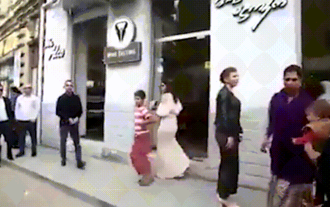 Clip gây phẫn nộ: Dùng trẻ nhỏ làm vũ khí quật vào lưng người khác Ảnh 2