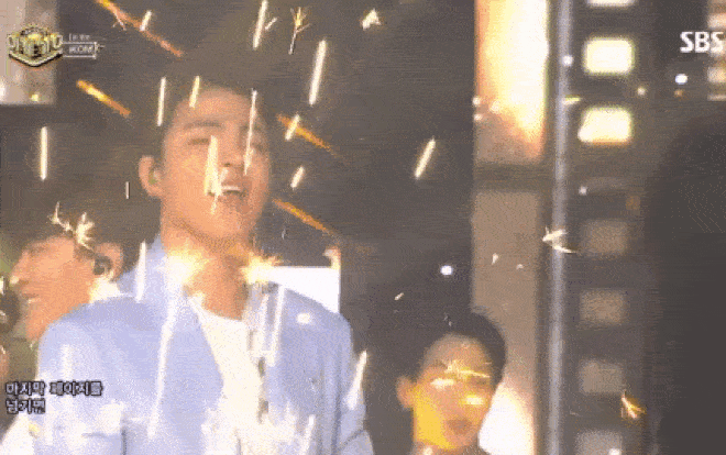 Pháo hoa bất ngờ bắn vào… cổ họng, thành viên iKON vẫn bình thản hát hết bài Ảnh 2