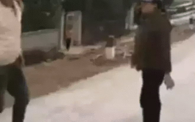 Xôn xao clip bị chồng bắt quả tang hẹn 'cụ ông' đến nhà nghỉ, vợ trẻ nhảy xuống sông cạn đòi chết Ảnh 2