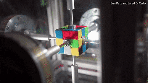 Khoảnh khắc kinh ngạc: Robot phá kỷ lục xoay rubik chỉ trong 0,38 giây Ảnh 2