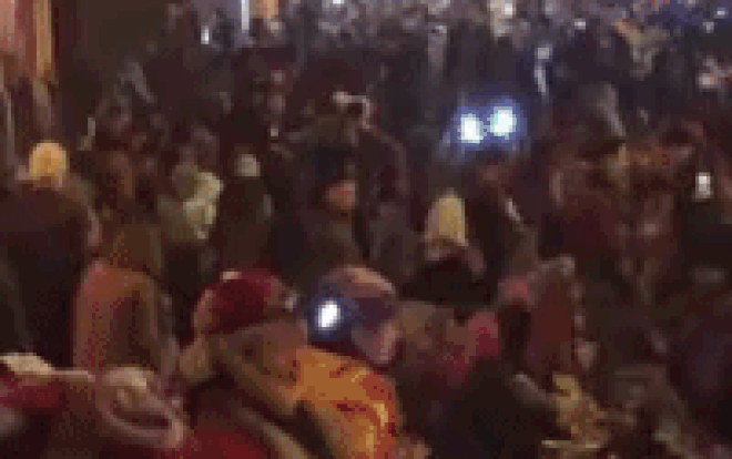 Choáng váng cảnh thị trấn Sa Pa ken đặc người dịp cuối tuần, quanh nhà thờ không còn 1 khoảng trống Ảnh 2