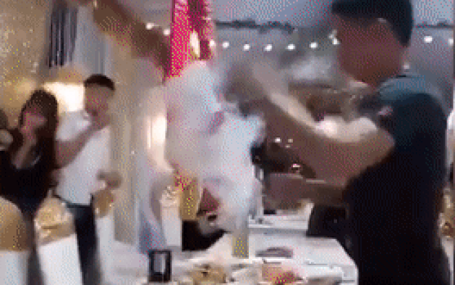 Thanh niên 'ăn chơi nhất Vịnh Bắc Bộ' đi đám cưới người yêu mừng nguyên chùm pháo Ảnh 2