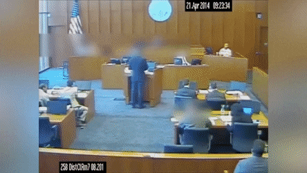 Video sốc: Táo tợn dùng bút đâm nhân chứng, tên tội phạm bị bắn chết ngay tại phiên tòa Ảnh 2