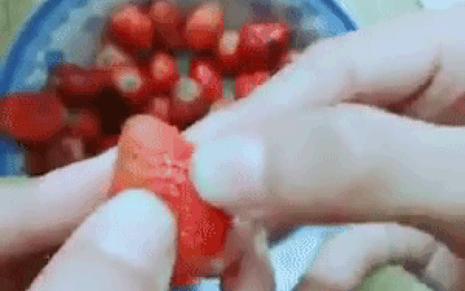 Clip chứng tỏ khi đã là 'fan cuồng' thì dù đi đâu, làm gì cũng bị ám ảnh bởi chuyện… nặn mụn Ảnh 2